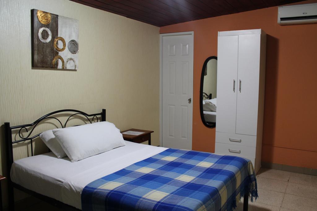 Hostal Cocos Inn Panama City Exterior photo