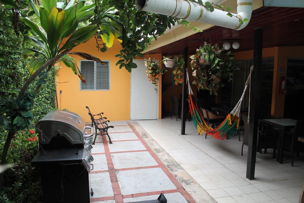 Hostal Cocos Inn Panama City Exterior photo