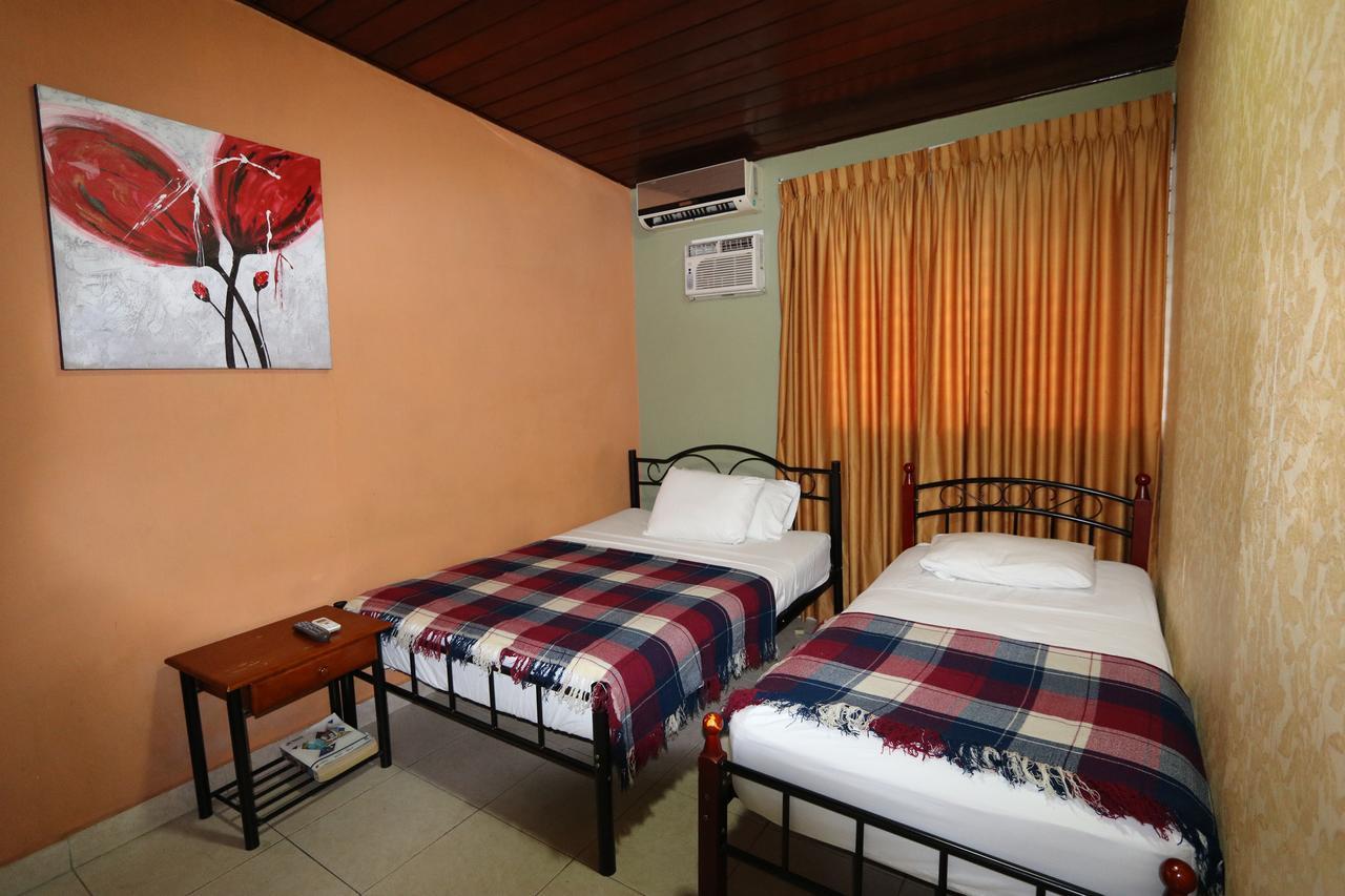 Hostal Cocos Inn Panama City Exterior photo