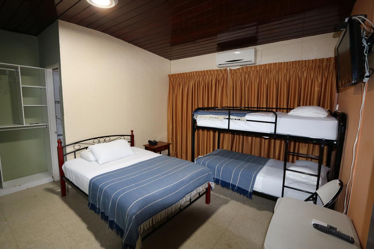 Hostal Cocos Inn Panama City Exterior photo