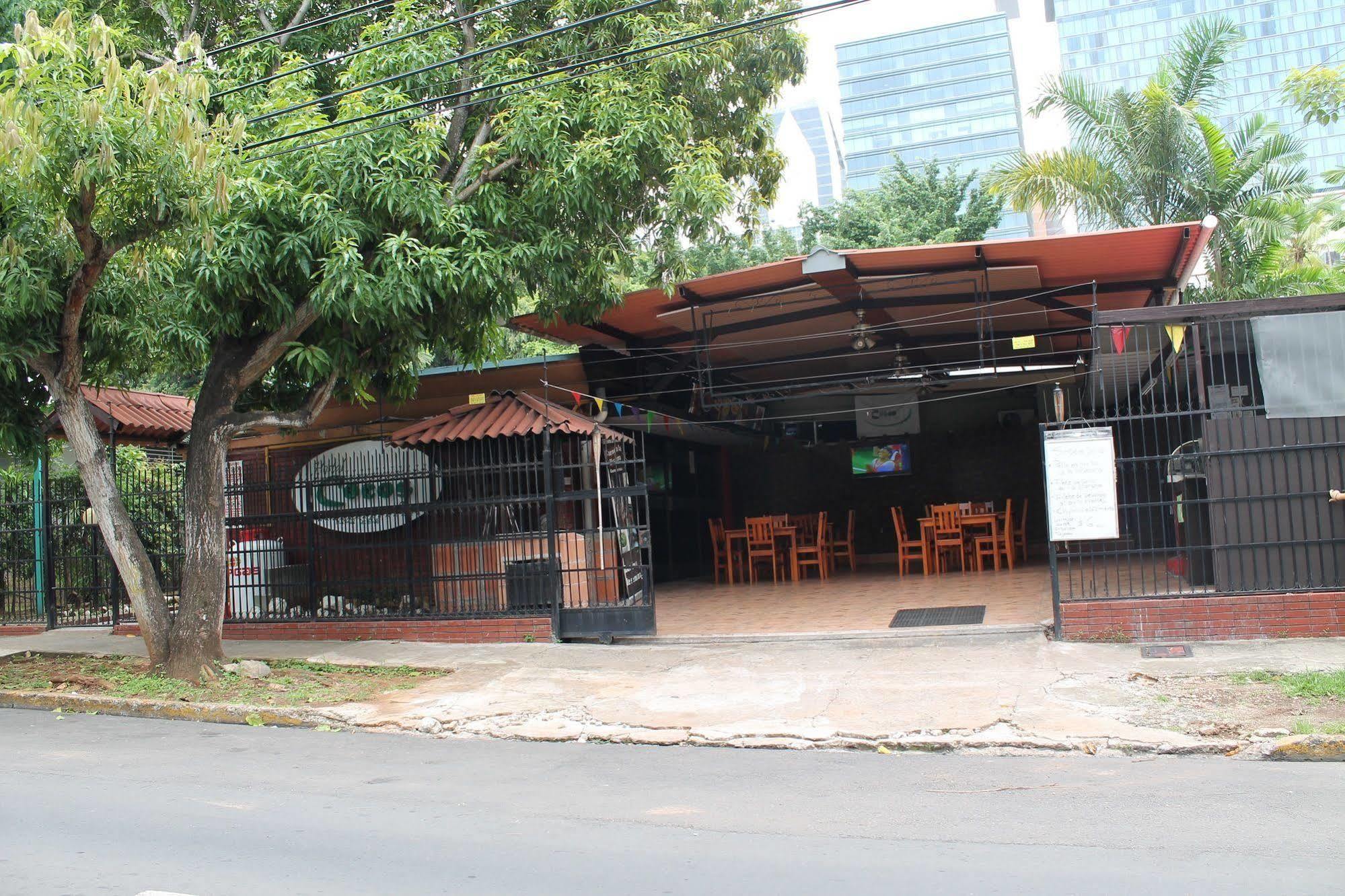 Hostal Cocos Inn Panama City Exterior photo