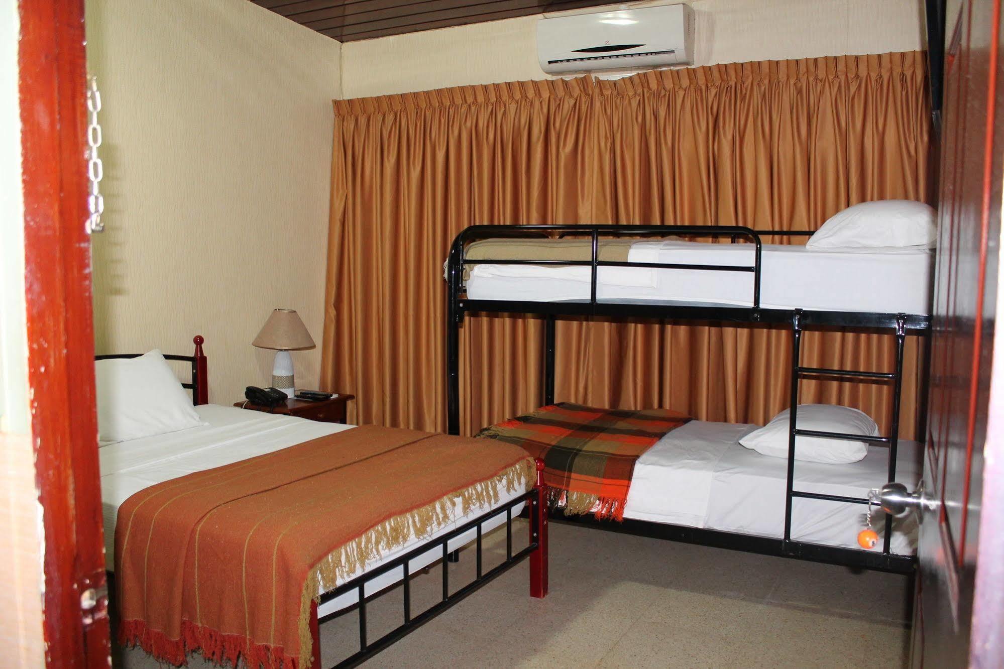 Hostal Cocos Inn Panama City Exterior photo