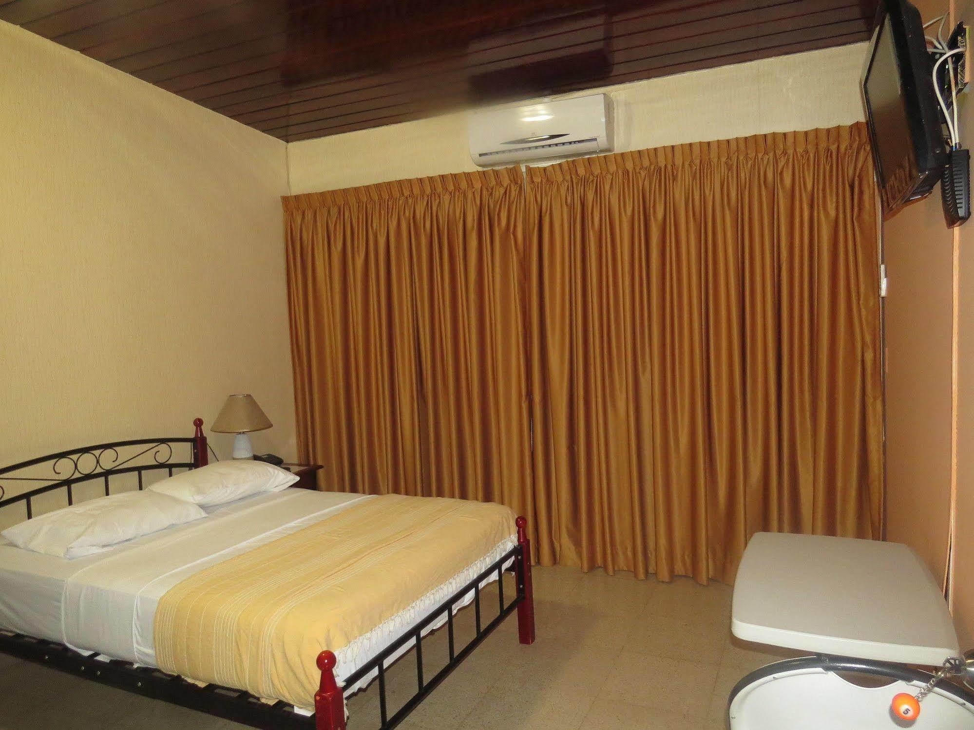 Hostal Cocos Inn Panama City Exterior photo