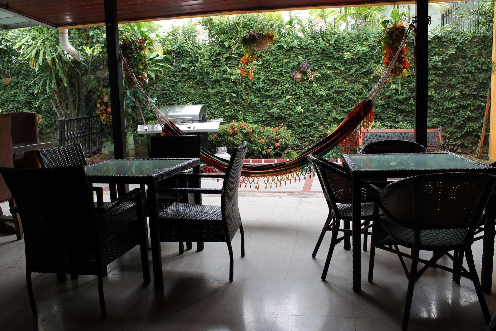 Hostal Cocos Inn Panama City Exterior photo
